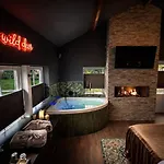 Lodge Wellness Tuin - Ultieme Partner Beleving - St Hubertus Met Indoor Jacuzzi, Openhaard, Prive Hottub En Prive Sauna In Jachthut Stijl - Gratis Fles Prosecco & Leuke Partner Connect Box ! Horst