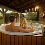 Wellness Tuin - Ultieme Partner Beleving - St Hubertus Met Indoor Jacuzzi, Openhaard, Prive Hottub En Prive Sauna In Jachthut Stijl - Gratis Fles Prosecco & Leuke Partner Connect Box ! Lodge *