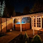 Wellness Tuin - Ultieme Partner Beleving - St Hubertus Met Indoor Jacuzzi, Openhaard, Prive Hottub En Prive Sauna In Jachthut Stijl - Gratis Fles Prosecco & Leuke Partner Connect Box !