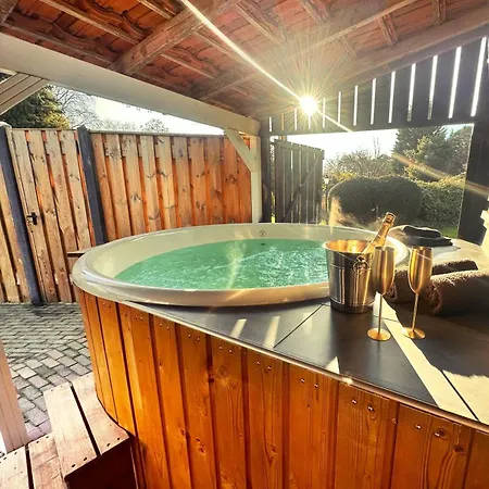 Wellness Tuin - Ultieme Partner Beleving - St Hubertus Met Jacuzzi ,openhaard, Prive Hottub En Prive Sauna In Jachthut Stijl * Horst