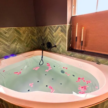 Wellness Tuin - Ultieme Partner Beleving - St Hubertus Met Jacuzzi ,openhaard, Prive Hottub En Prive Sauna In Jachthut Stijl
