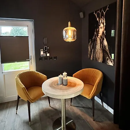 Lodge Wellness Tuin - Ultieme Partner Beleving - St Hubertus Met Jacuzzi ,openhaard, Prive Hottub En Prive Sauna In Jachthut Stijl *
