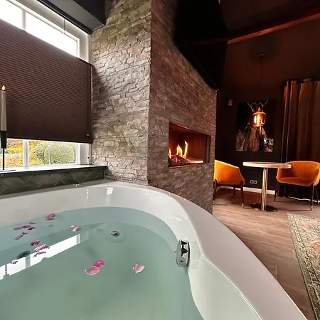 Lodge Wellness Tuin - Ultieme Partner Beleving - St Hubertus Met Jacuzzi ,openhaard, Prive Hottub En Prive Sauna In Jachthut Stijl