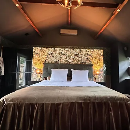 Lodge Wellness Tuin - Ultieme Partner Beleving - St Hubertus Met Jacuzzi ,openhaard, Prive Hottub En Prive Sauna In Jachthut Stijl Horst