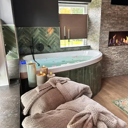 Wellness Tuin - Ultieme Partner Beleving - St Hubertus Met Jacuzzi ,openhaard, Prive Hottub En Prive Sauna In Jachthut Stijl * Horst