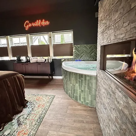 Wellness Tuin - Ultieme Partner Beleving - St Hubertus Met Jacuzzi ,openhaard, Prive Hottub En Prive Sauna In Jachthut Stijl *