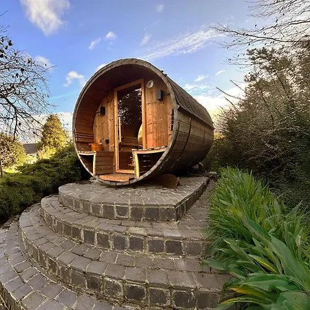 Wellness Tuin - Ultieme Partner Beleving - St Hubertus Met Jacuzzi ,openhaard, Prive Hottub En Prive Sauna In Jachthut Stijl
