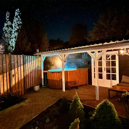 Деревянный коттедж Wellness Tuin - Ultieme Partner Beleving - St Hubertus Met Indoor Jacuzzi, Openhaard, Prive Hottub En Prive Sauna In Jachthut Stijl - Gratis Fles Prosecco & Leuke Partner Connect Box !