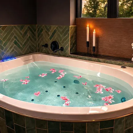 Wellness Tuin Noord Limburg - Met Indoor Jacuzzi, Openhaard, Prive Hottub En Prive Sauna In Jachthut Stijl - Ultieme Partner Beleving