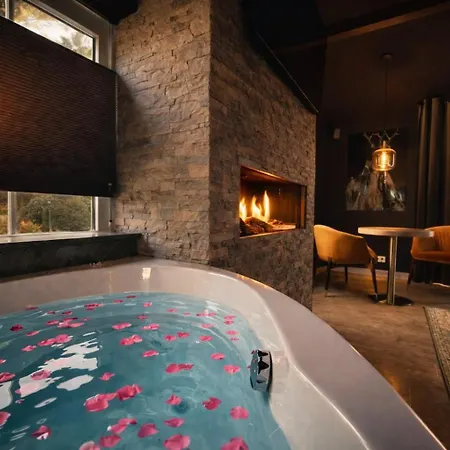 Wellness Tuin Noord Limburg - Met Indoor Jacuzzi, Openhaard, Prive Hottub En Prive Sauna In Jachthut Stijl - Ultieme Partner Beleving Jaktstuga *