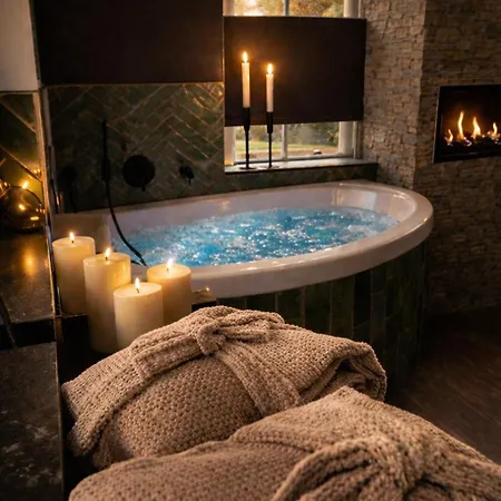 Jaktstuga Wellness Tuin Noord Limburg - Met Indoor Jacuzzi, Openhaard, Prive Hottub En Prive Sauna In Jachthut Stijl - Ultieme Partner Beleving *