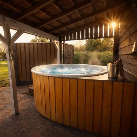Wellness Tuin Noord Limburg - Met Indoor Jacuzzi, Openhaard, Prive Hottub En Prive Sauna In Jachthut Stijl - Ultieme Partner Beleving Horst