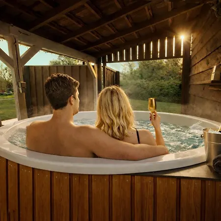 Wellness Tuin Noord Limburg - Met Indoor Jacuzzi, Openhaard, Prive Hottub En Prive Sauna In Jachthut Stijl - Ultieme Partner Beleving Jaktstuga *