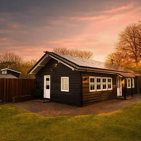 Jaktstuga Wellness Tuin Noord Limburg - Met Indoor Jacuzzi, Openhaard, Prive Hottub En Prive Sauna In Jachthut Stijl - Ultieme Partner Beleving Horst
