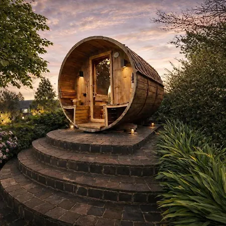 Wellness Tuin Noord Limburg - Met Indoor Jacuzzi, Openhaard, Prive Hottub En Prive Sauna In Jachthut Stijl - Ultieme Partner Beleving Jaktstuga