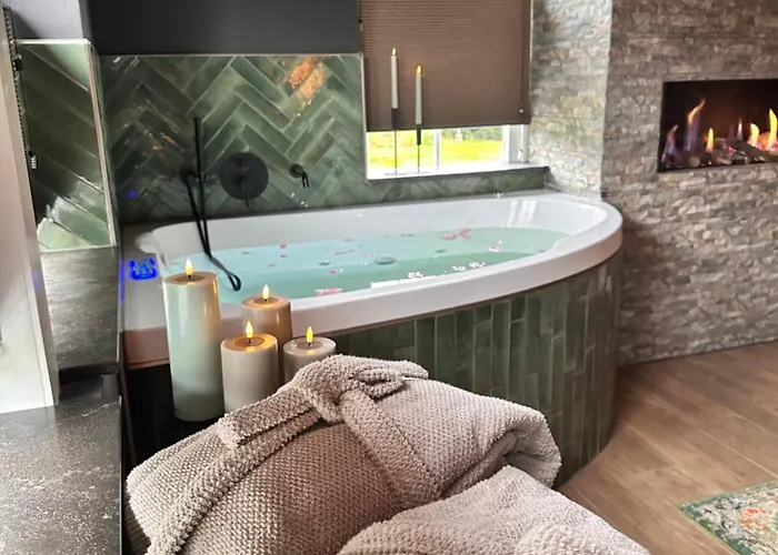 Wellness Tuin - Ultieme Partner Beleving - St Hubertus Met Indoor Jacuzzi, Openhaard, Prive Hottub En Prive Sauna In Jachthut Stijl - Gratis Fles Prosecco & Leuke Partner Connect Box ! * Хорст