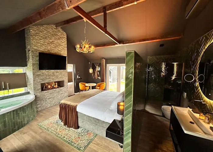 Wellness Tuin - Ultieme Partner Beleving - St Hubertus Met Indoor Jacuzzi, Openhaard, Prive Hottub En Prive Sauna In Jachthut Stijl - Gratis Fles Prosecco & Leuke Partner Connect Box ! Деревянный коттедж Хорст