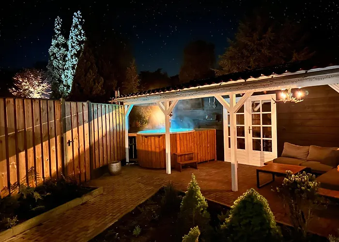 Деревянный коттедж Wellness Tuin - Ultieme Partner Beleving - St Hubertus Met Indoor Jacuzzi, Openhaard, Prive Hottub En Prive Sauna In Jachthut Stijl - Gratis Fles Prosecco & Leuke Partner Connect Box !